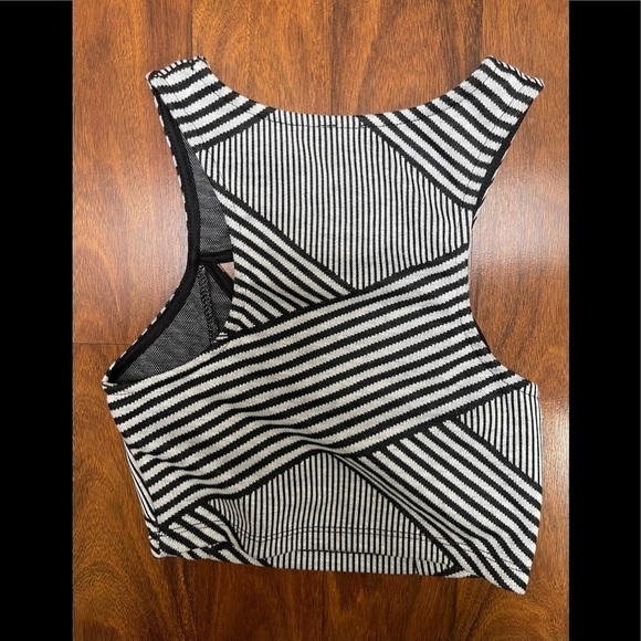 2B Bebe Chevron Pattern Crop Top Size XS - Picture 5 of 6